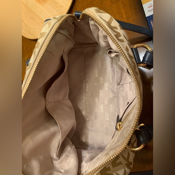 Women’s Michael Kors Purse - Picture 5 of 5